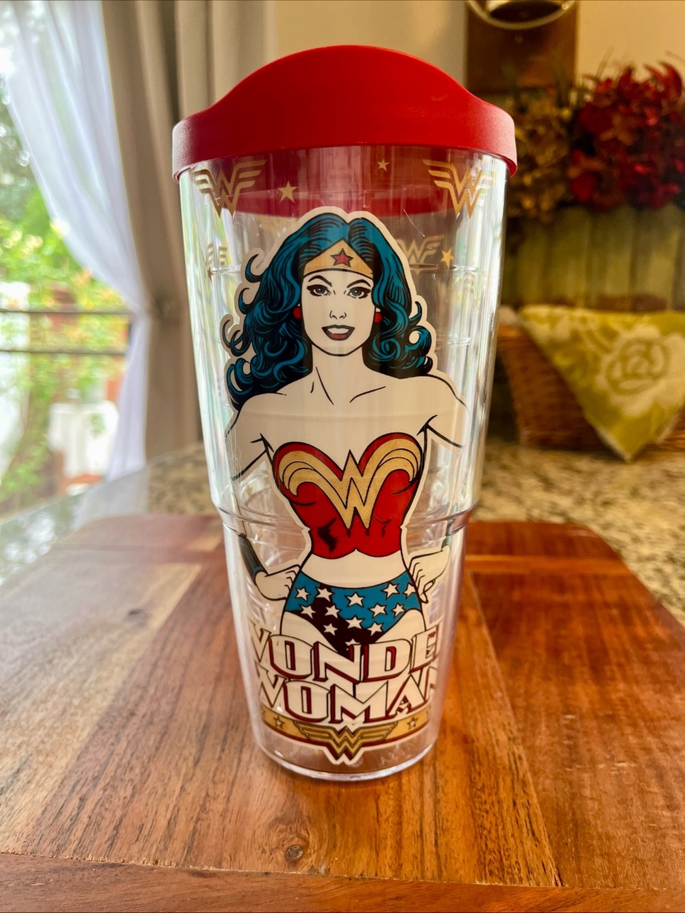 Tervis DC Comics Wonder Woman 24 oz Hot/Cold New Never Used Tumbler. Straw entry